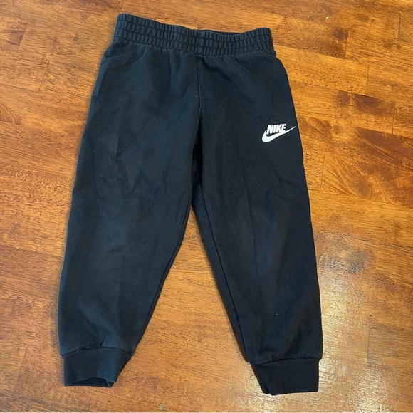 Nike Kids Black Sweatpants jogger size 4-5 - Picture 1 of 4